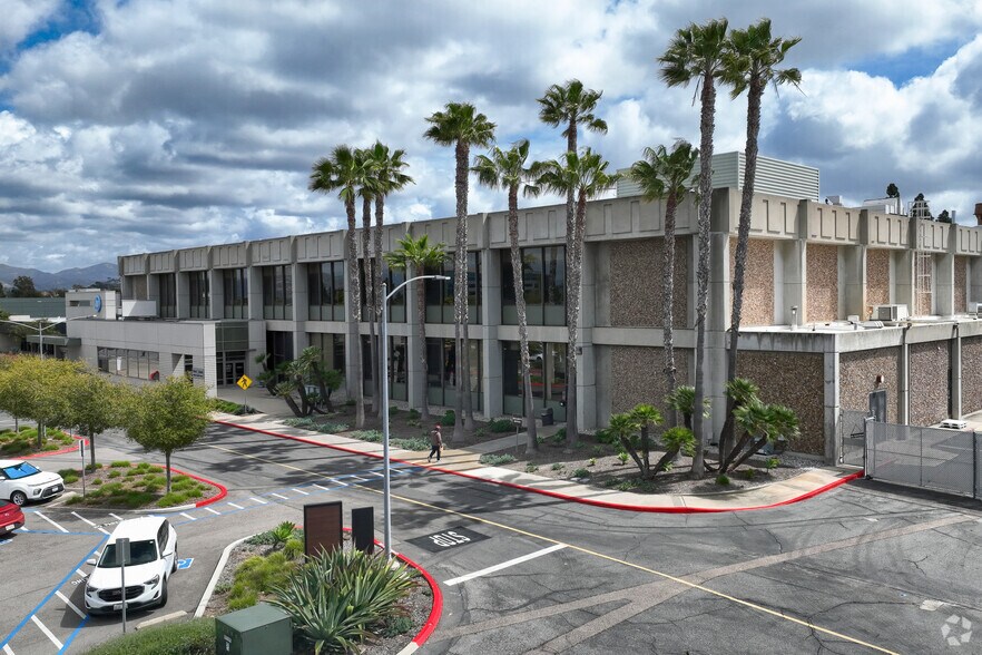 16399 W Bernardo Dr, San Diego, CA à louer - Photo du bâtiment - Image 1 de 6