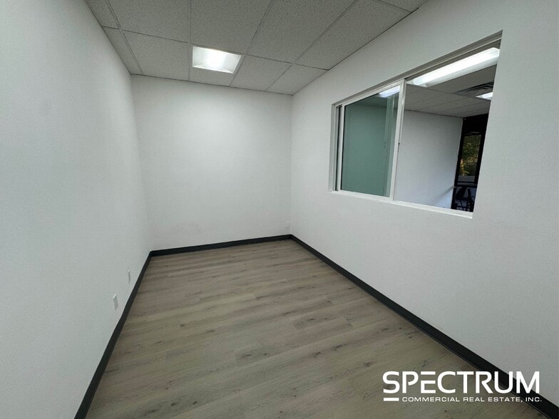 21101-21163 Victory Blvd, Canoga Park, CA for lease - Interior Photo - Image 3 of 22