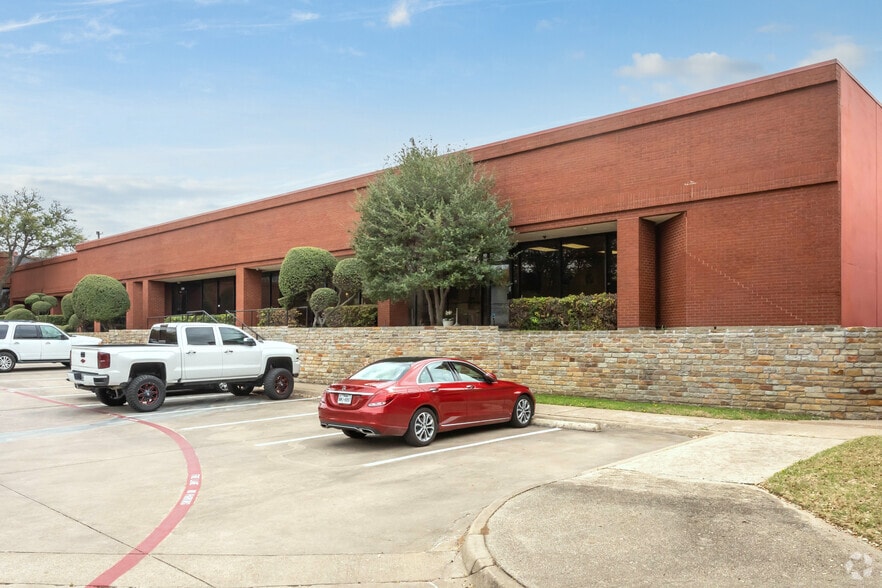 3330 Earhart Dr, Carrollton, TX for lease - Building Photo - Image 3 of 3