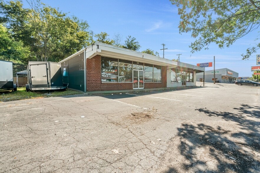 207 N Riverside Dr, Clarksville, TN for sale - Building Photo - Image 2 of 36