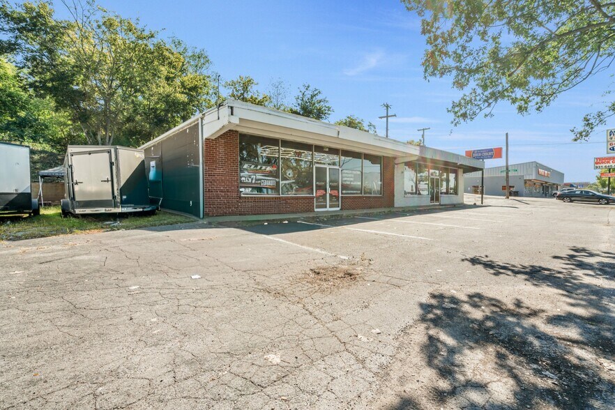 207 N Riverside Dr, Clarksville, TN à vendre - Photo du bâtiment - Image 2 de 36