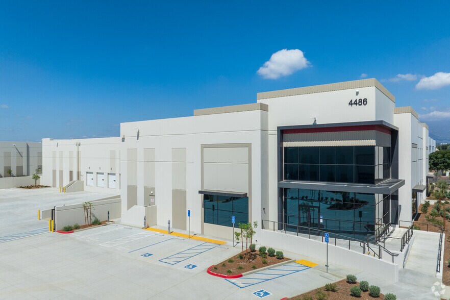 Ramona Ave & Mission Blvd, Montclair, CA à louer - Photo du bâtiment - Image 3 de 20