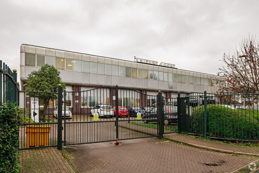 Oakcroft Rd, Chessington for lease - Primary Photo - Image 1 of 18