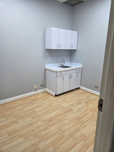 2565 W Fullerton Ave, Chicago, IL à louer - Photo du bâtiment - Image 2 de 6