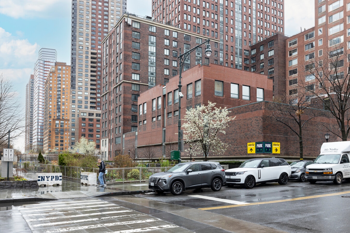 250 Albany St, New York, NY 10280 - Unité Garage -  - Photo intérieure - Image 1 of 9