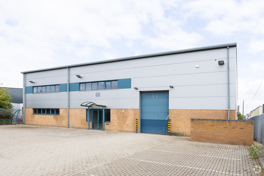 68 Holmethorpe Ave, Redhill for lease - Primary Photo - Image 1 of 2