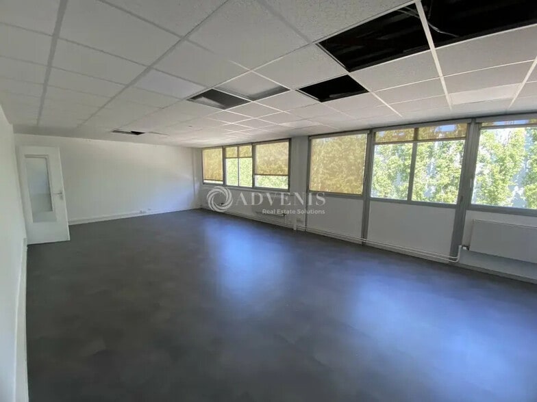 Industrial in Trappes for lease - Interior Photo - Image 2 of 4