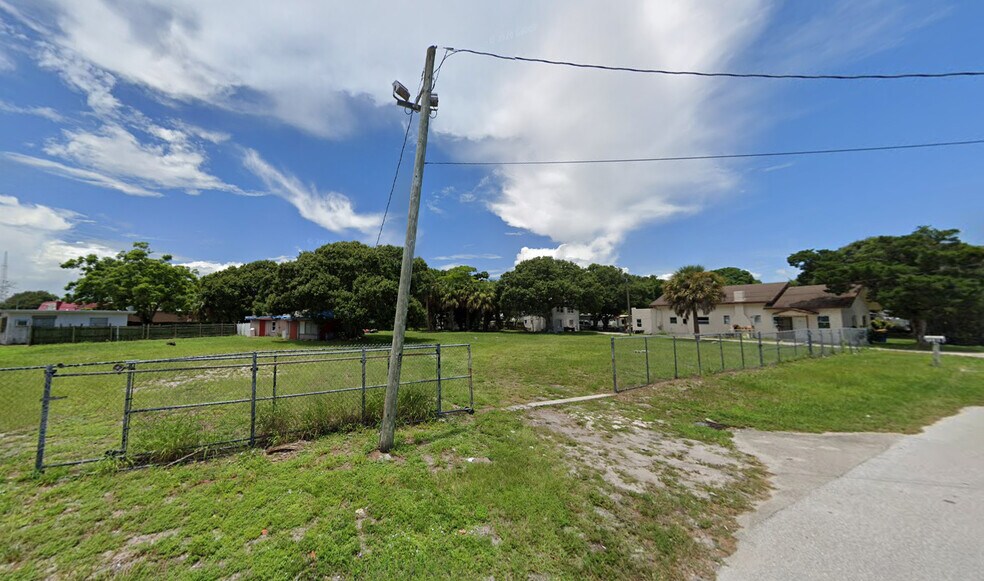 Multifamily/Redevelopment Opportunity portfolio of 2 properties for sale on LoopNet.ca - Building Photo - Image 3 of 4