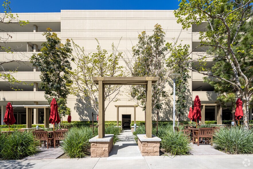 130 Vantis Dr, Aliso Viejo, CA à louer - Photo du bâtiment - Image 3 de 10