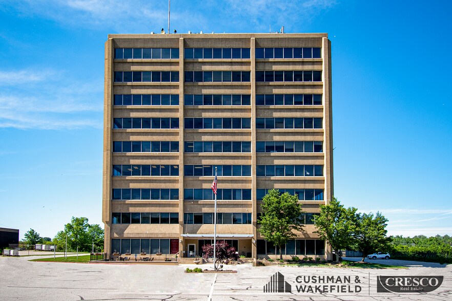 5755 Granger Rd, Independence, OH à louer - Photo du bâtiment - Image 1 de 4