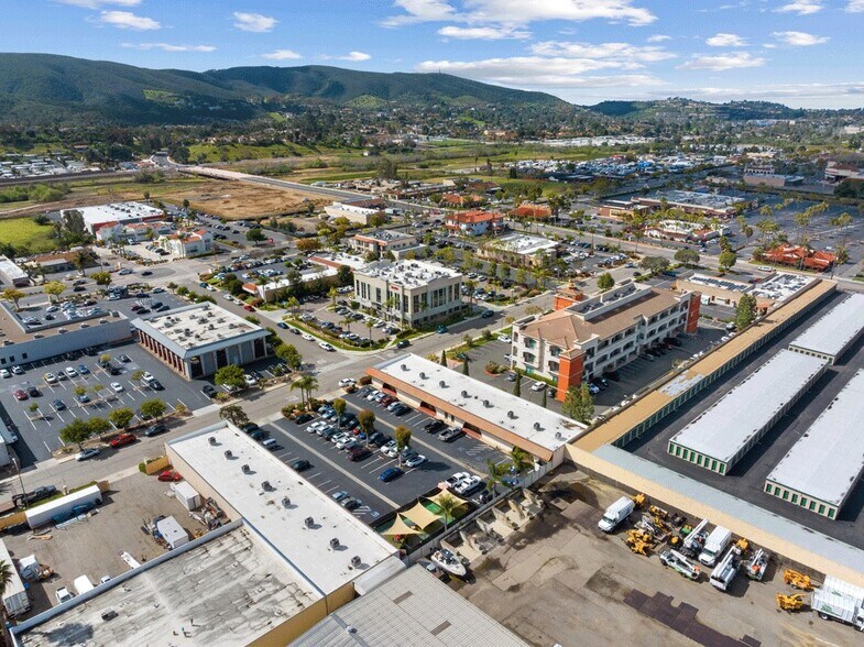 930 Boardwalk, San Marcos, CA à louer - Photo du bâtiment - Image 2 de 4