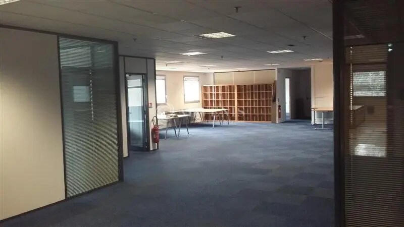 Office in Croissy-Beaubourg for lease - Interior Photo - Image 2 of 8