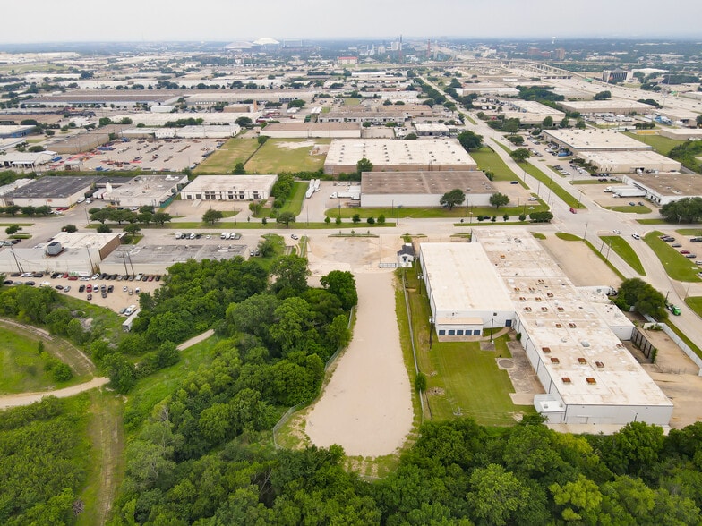 820 N Great Southwest Pky, Arlington, TX à vendre - Photo du bâtiment - Image 2 de 7