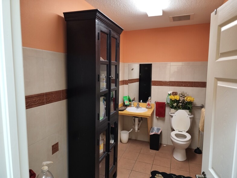 2344 Crestover Ln, Wesley Chapel, FL for lease - Interior Photo - Image 3 of 38