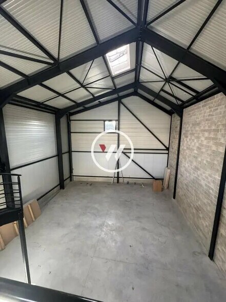 Flex in Groslay for lease - Interior Photo - Image 3 of 5