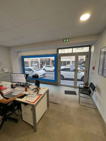 Office in Marseille for lease - Interior Photo - Image 2 of 11