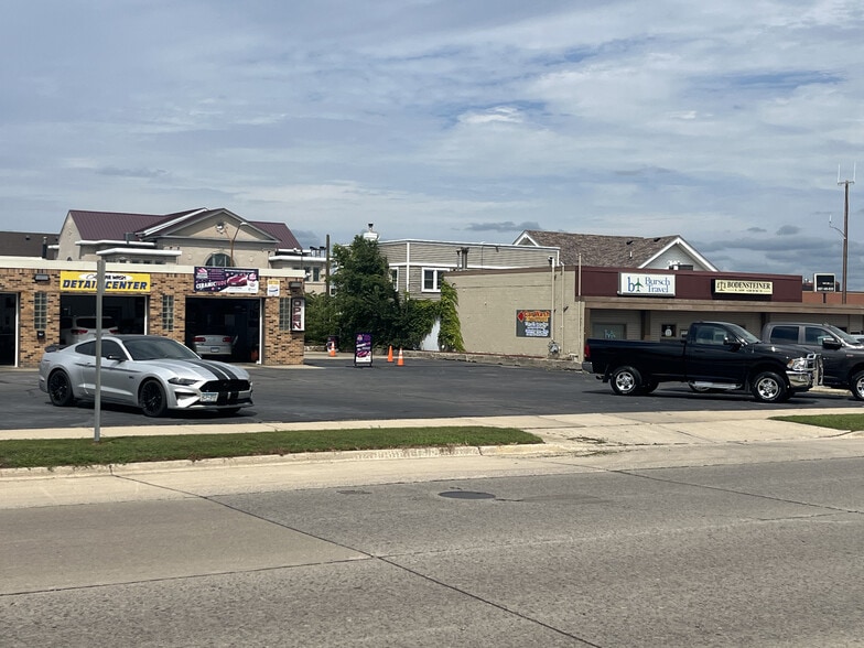 210 W Oakland Ave, Austin, MN for sale - Building Photo - Image 2 of 8