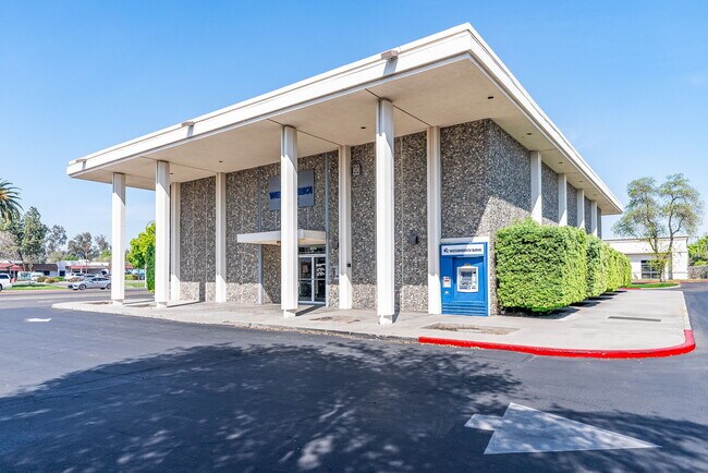 More details for 890 W Lacey Blvd, Hanford, CA - Retail for Sale