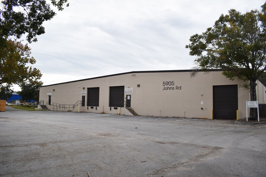 5905 Johns Rd, Tampa, FL à louer - Photo du bâtiment - Image 2 de 12