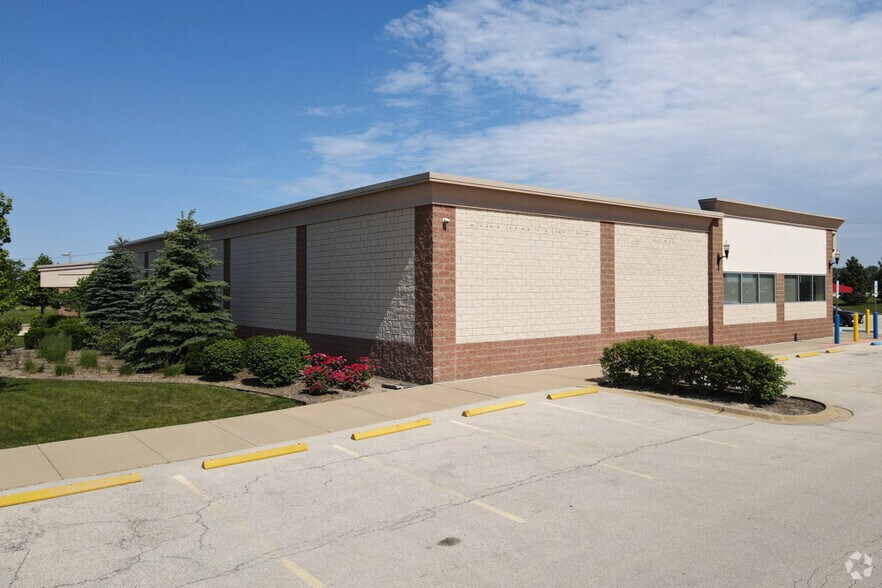 1015 W Orchard Rd, North Aurora, IL à louer - Photo du bâtiment - Image 3 de 6