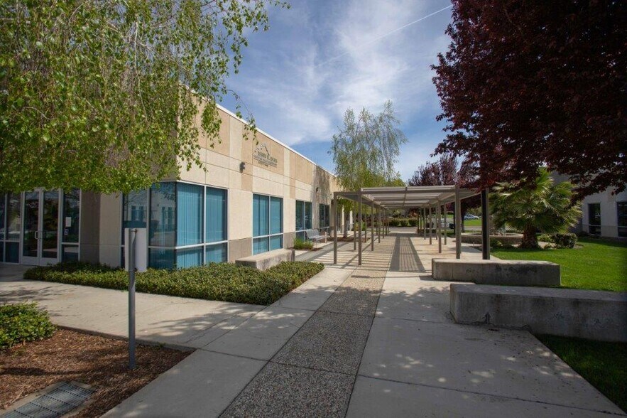 354 Hartnell Ave, Redding, CA à vendre - Photo du bâtiment - Image 3 de 16