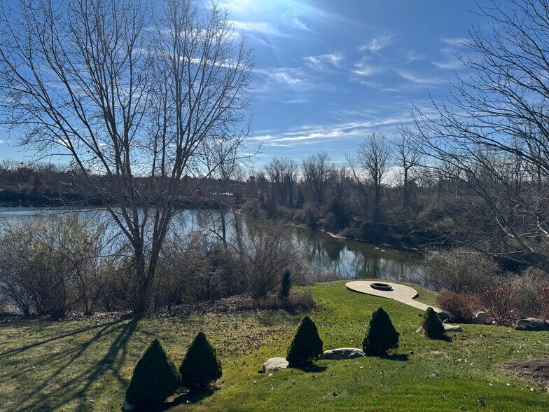 402 N Oxford Rd, Oxford, MI à vendre - Photo du bâtiment - Image 2 de 5