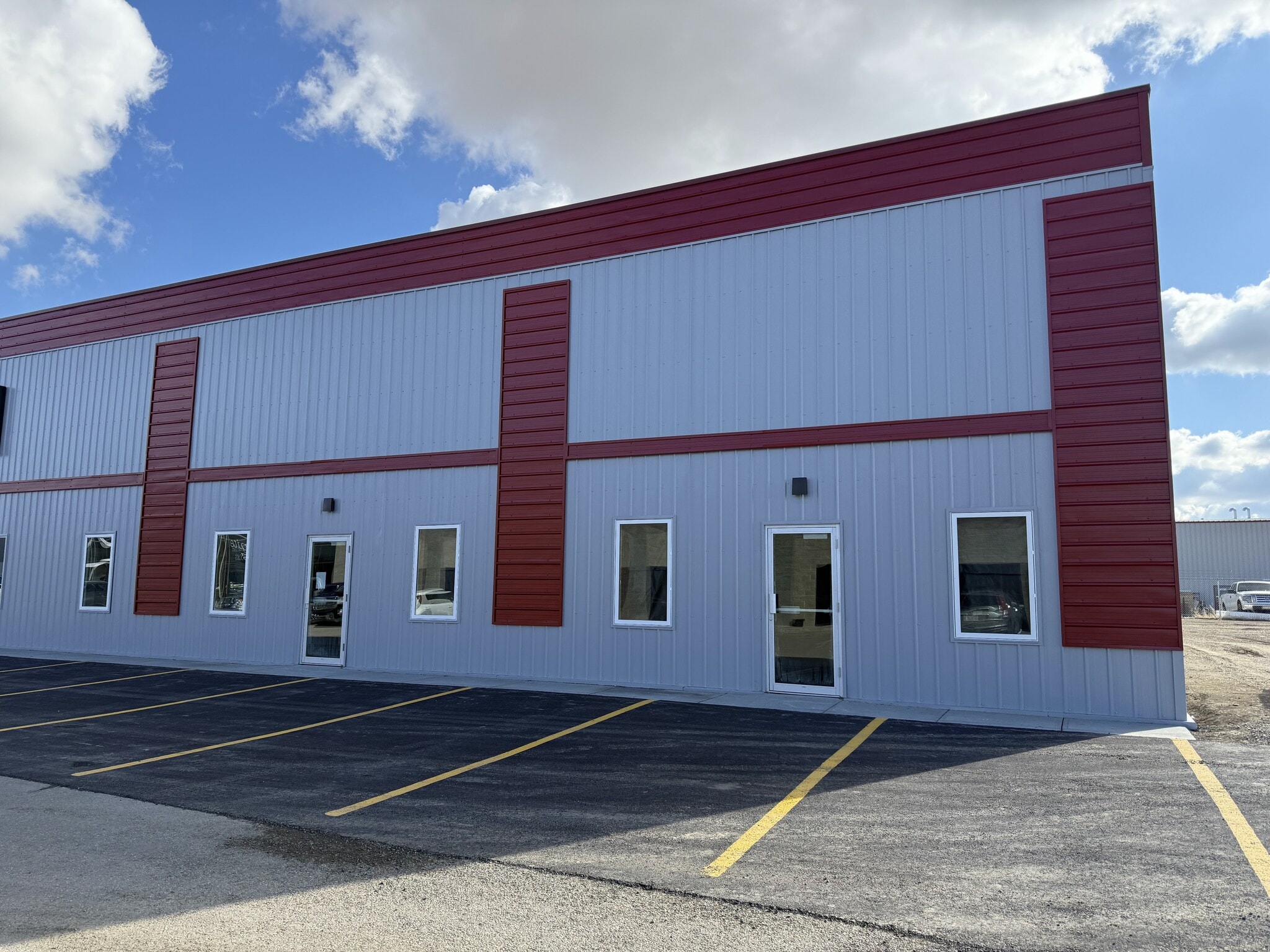 526 39 St N, Lethbridge, AB for lease Building Photo- Image 1 of 5