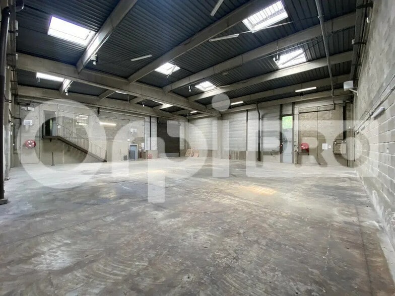 Flex in Palaiseau for lease - Interior Photo - Image 3 of 7
