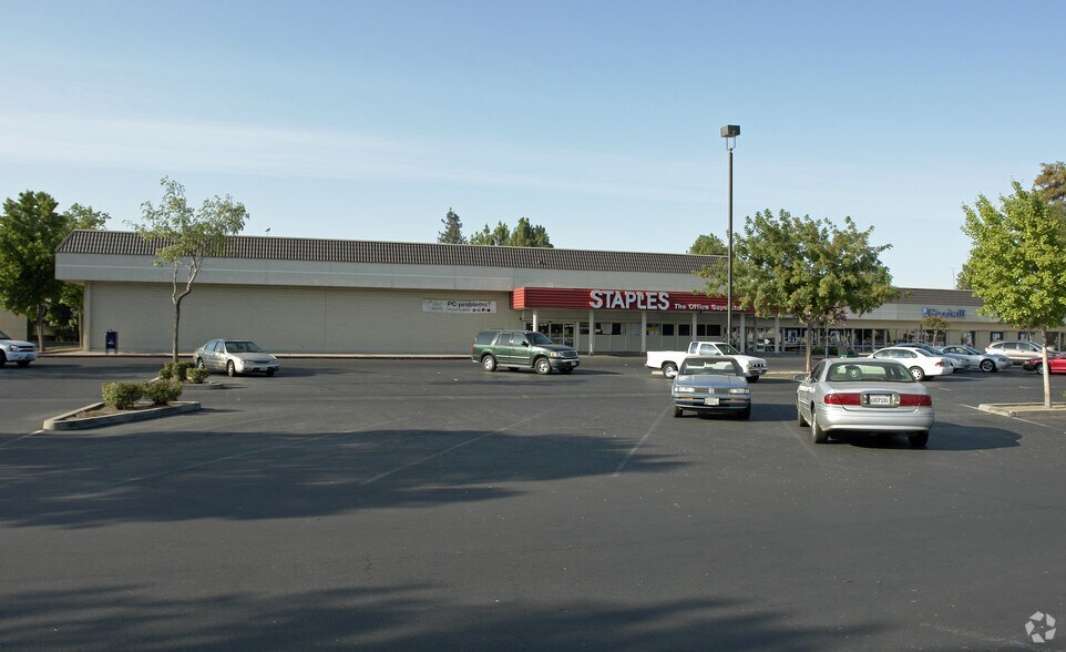 106-150 W Olive Ave, Merced, CA for lease - Building Photo - Image 2 of 5