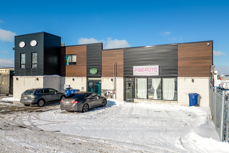 328-330 Boul Curé-Labelle, Laval, QC for sale - Building Photo - Image 2 of 6