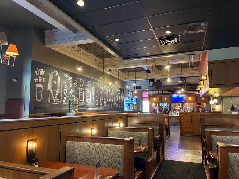 740 N Plankinton Ave, Milwaukee, WI à louer - Photo du bâtiment - Image 3 de 11