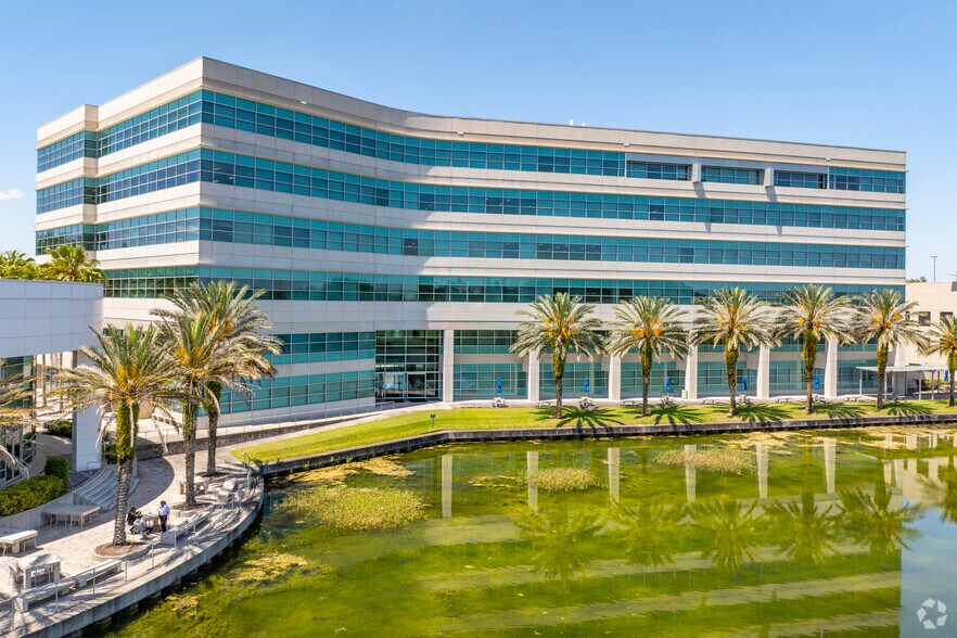 8125 Highwoods Palm Way, Tampa, FL à louer - Photo du bâtiment - Image 1 de 5