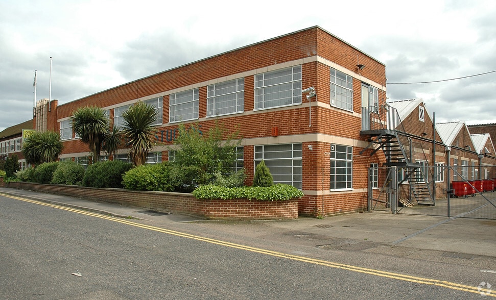 5 Elstree Way, Borehamwood for lease - Building Photo - Image 3 of 9