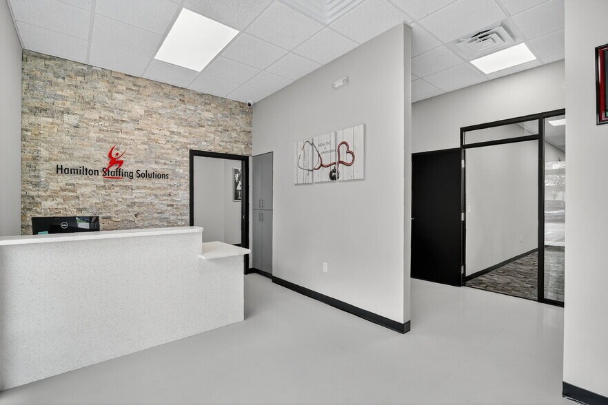 881 Oakley Seaver Dr, Clermont, FL à louer - Photo du bâtiment - Image 2 de 23