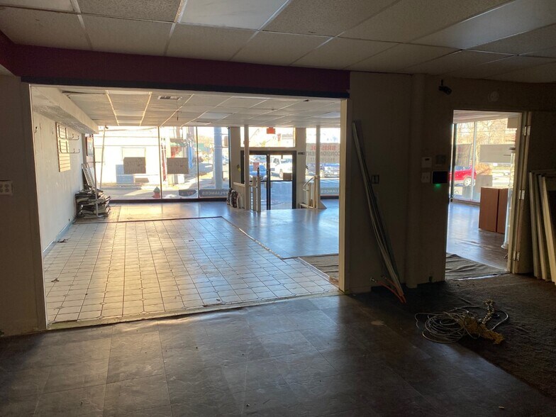 1 Divinity St, Bristol, CT à louer - Photo du bâtiment - Image 3 de 8