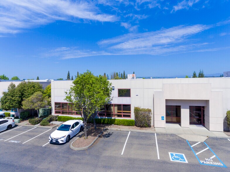 7975 Cameron Dr, Windsor, CA à vendre - Photo du bâtiment - Image 2 de 27