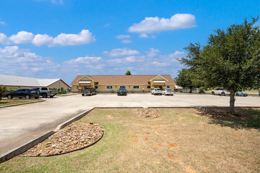 140 Paloma Dr, Floresville, TX à vendre - Photo du bâtiment - Image 3 de 63