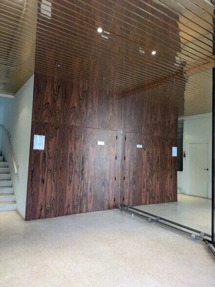 Office in Grenoble for sale - Lobby - Image 3 of 18