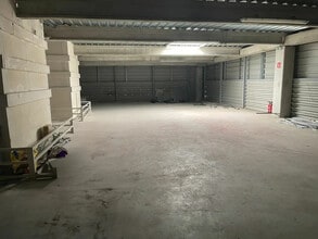 Flex dans Gémenos à louer Photo du bâtiment- Image 2 de 2