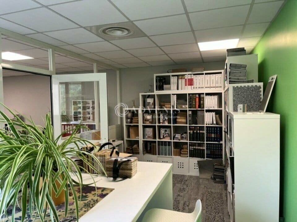 Office in Les Alluets-le-Roi for lease Interior Photo- Image 1 of 13