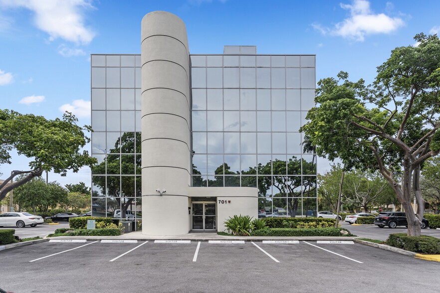 701 E Commercial Blvd, Oakland Park, FL for sale - Building Photo - Image 3 of 54