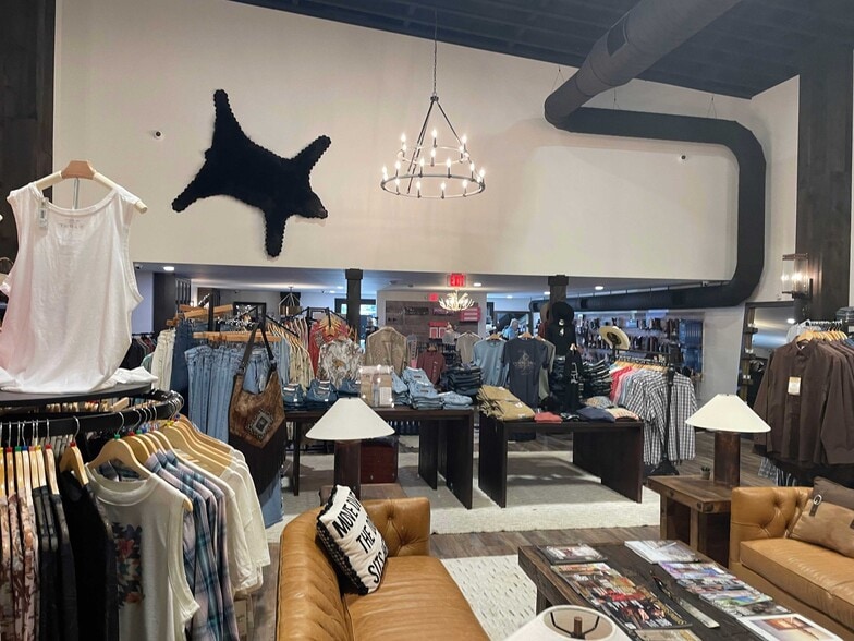 10091 Blue Ridge Dr, Blue Ridge, GA for sale - Interior Photo - Image 3 of 12