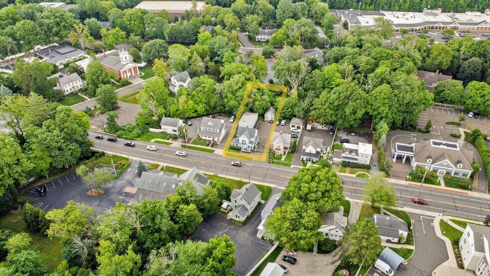 676 Boston Post Rd, Darien, CT à vendre - Photo du bâtiment - Image 2 de 24