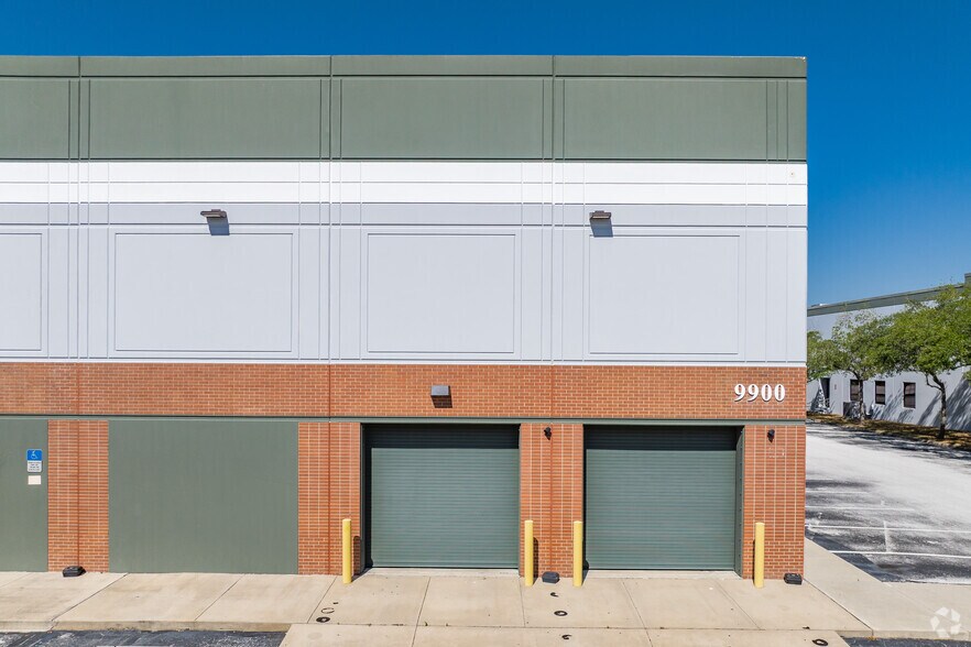 9900 18th St N, Saint Petersburg, FL à louer - Photo du bâtiment - Image 2 de 18