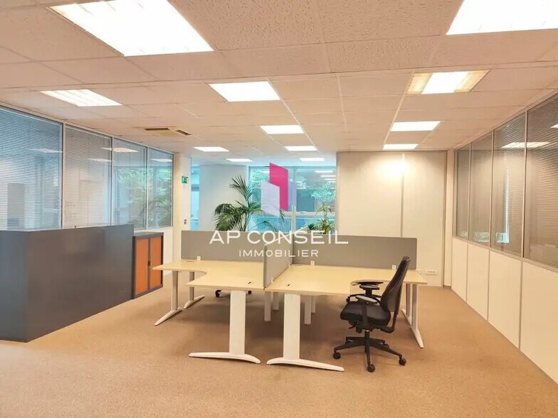 Office in Guyancourt for lease - Interior Photo - Image 1 of 6