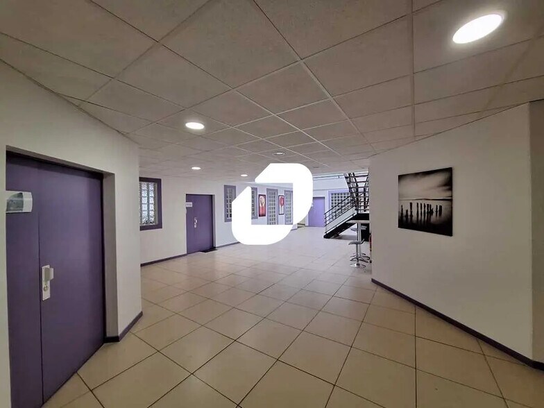 Office in Chilly-Mazarin for lease - Interior Photo - Image 2 of 9