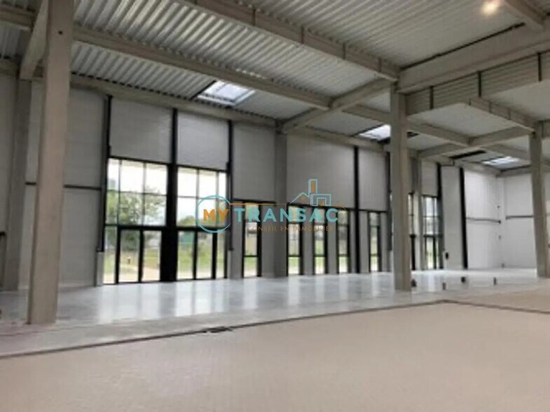 Flex in Sucy-en-Brie for lease - Interior Photo - Image 2 of 13