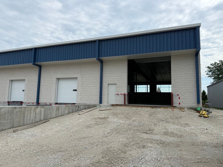 21795 Doral Rd, Waukesha, WI for lease - Building Photo - Image 2 of 6