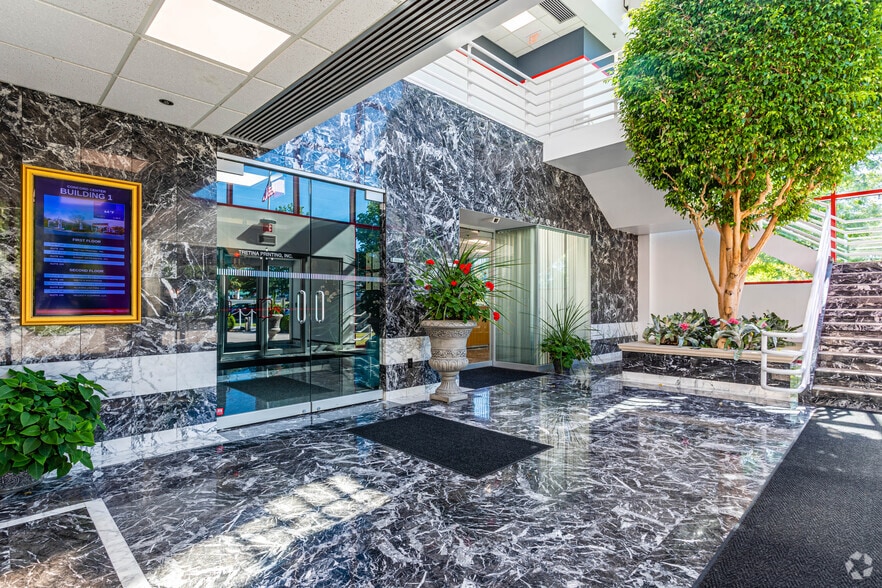 1301 State Route 36, Hazlet, NJ à louer - Hall d’entrée - Image 1 de 28