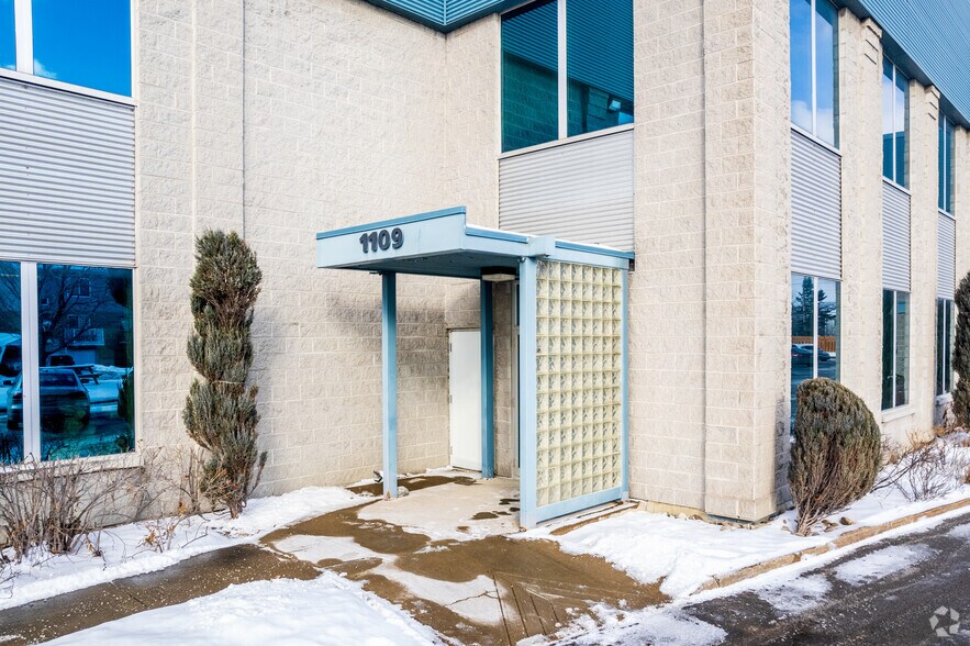 1101-1111 Chomedey Hwy 13, Laval, QC à louer - Photo du bâtiment - Image 3 de 4